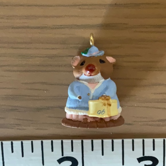 1996 Hallmark Keepsake Ornament Miniature Hattie Chapeau - Mouse - Picture 2 of 6